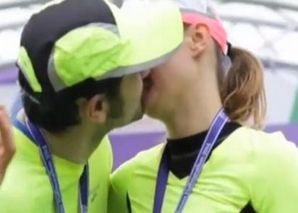 Giulietta&Romeo half marathon: all'arrivo le mostra l'anello. Video